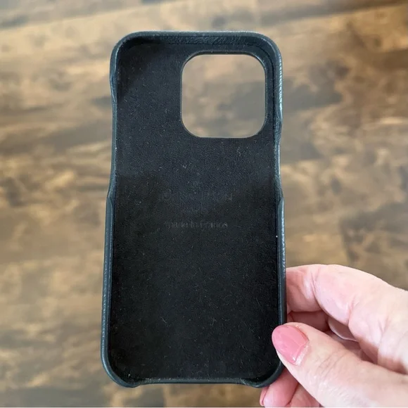 Louis Vuitton Phone Case with Monogram Card Slot - Picture 4 of 11